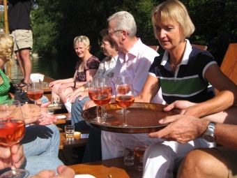 Weinprobe auf dem Stocherkahn
